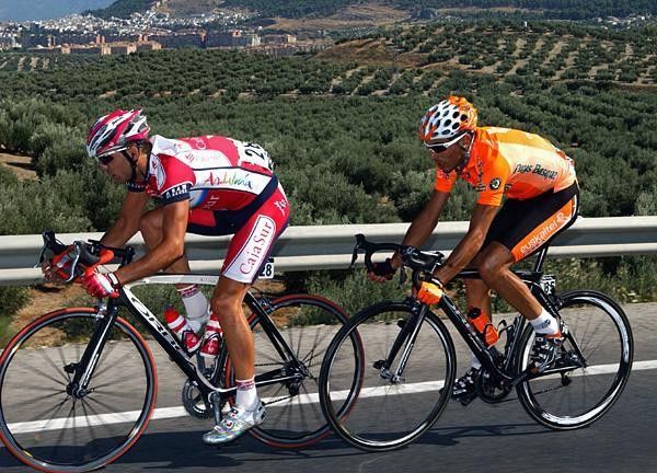 Jes&uacute;s Rosendo (Andaluc&iacute;a-Cajasur) drives the two-man move with Egoi Mart&iacute;nez (Euskaltel-Euskadi) in the final kilometres.