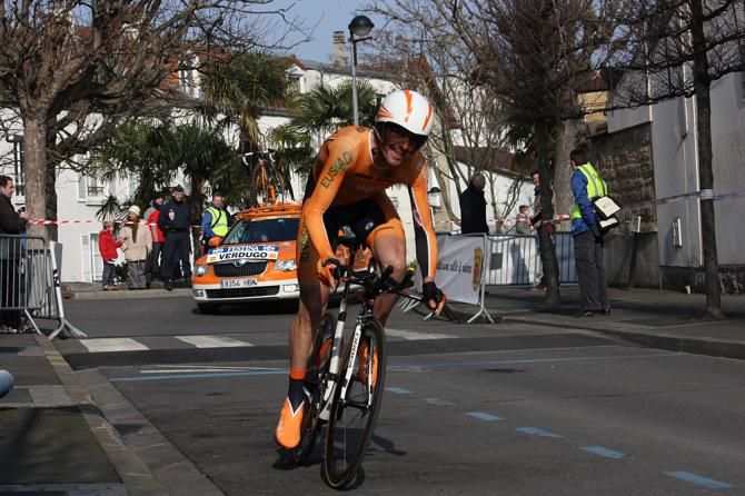 Gorka Verdugo (Euskaltel-Euskadi) tackles the Paris-Nice prologue
