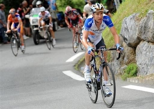 America's Christian Vande Velde (Team Garmin-Chipotle p/b H30) attacks his group