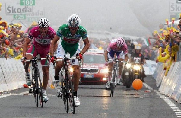 Stefano Garzelli outsprints Danilo Di Luca and race leader Denis Menchov for second place.