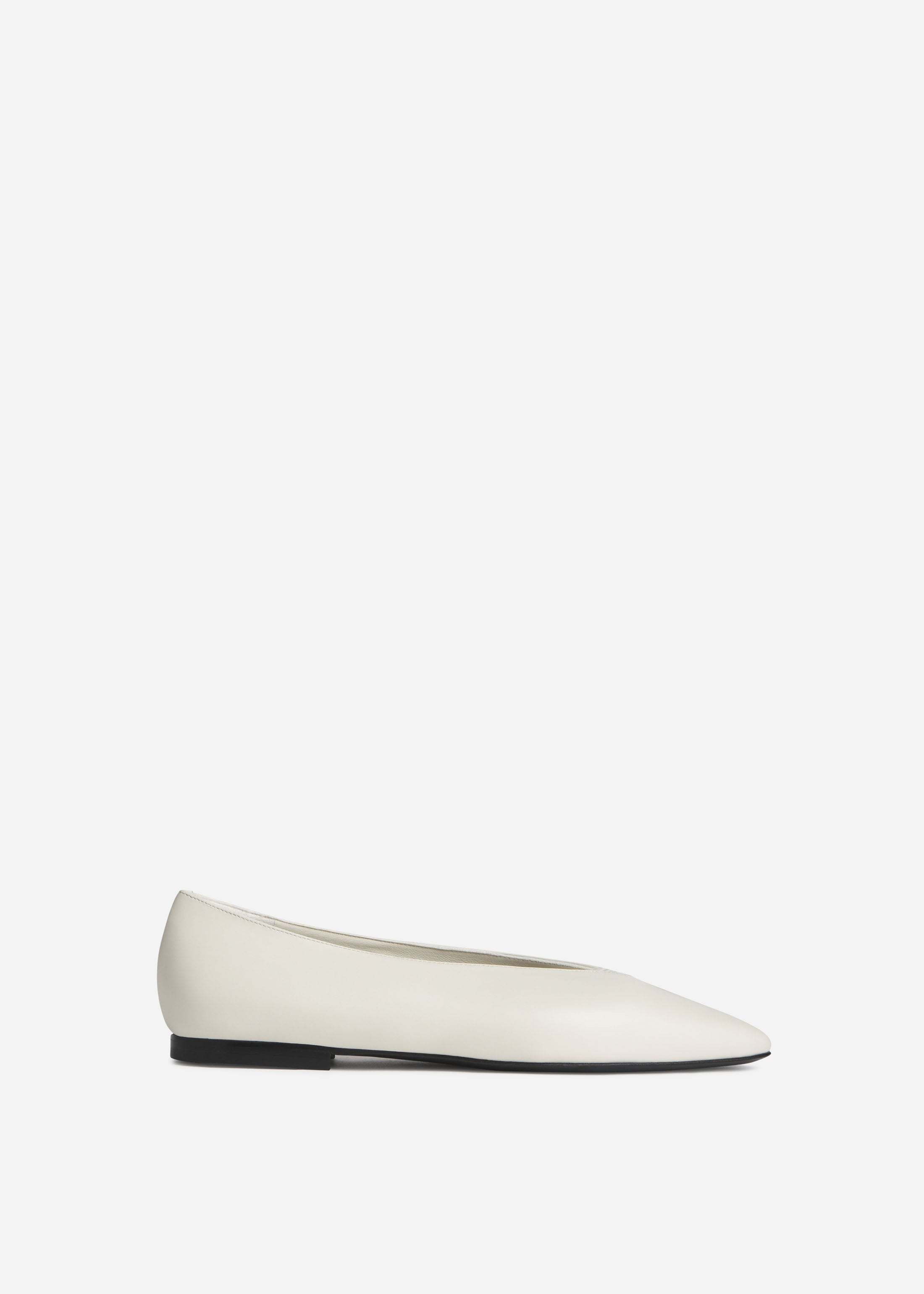 Pointed Ballerina Leather Flat in Ivory