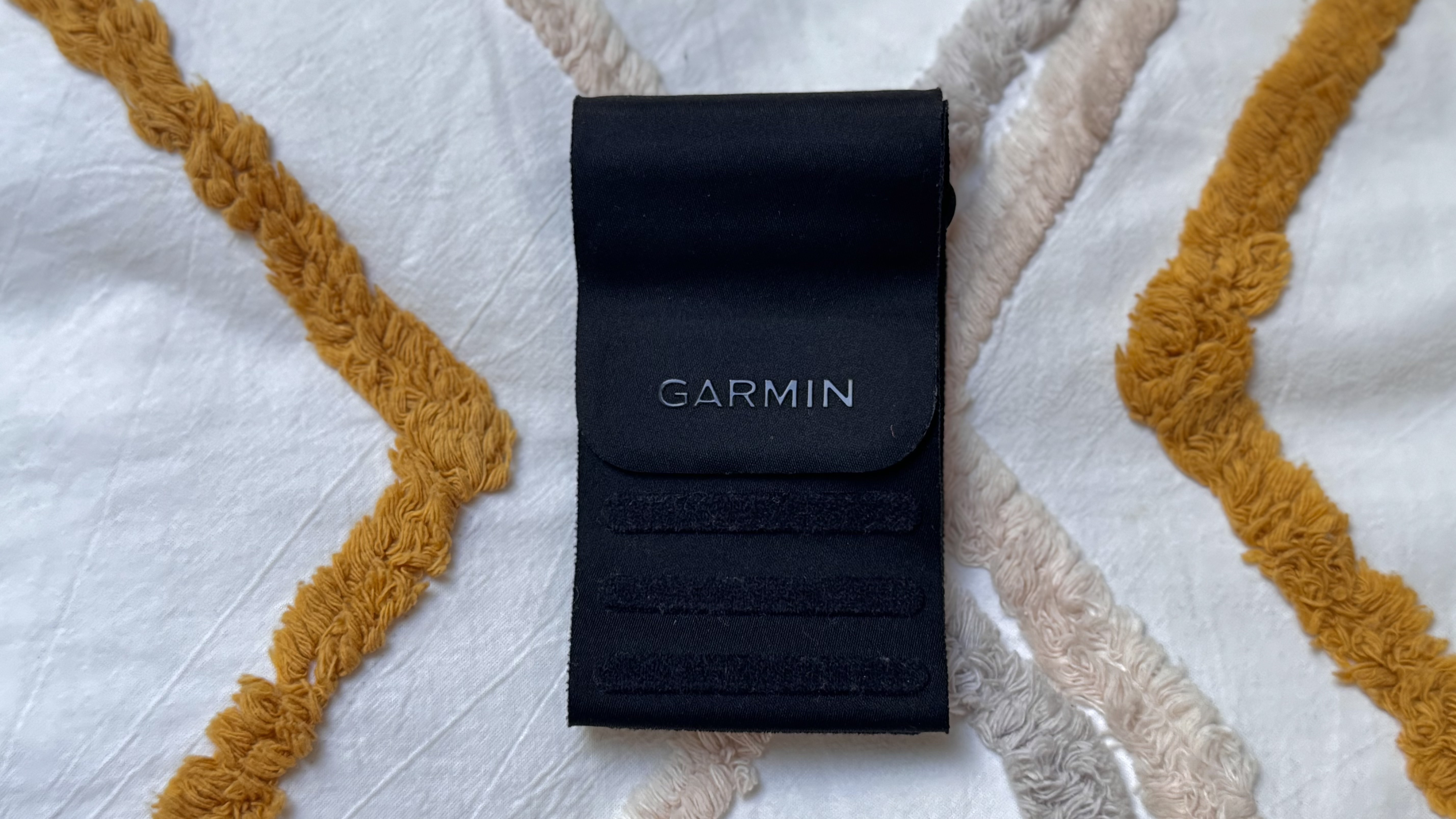 Garmin Index Sleep Monitor unboxing and on woman&#039;s arm