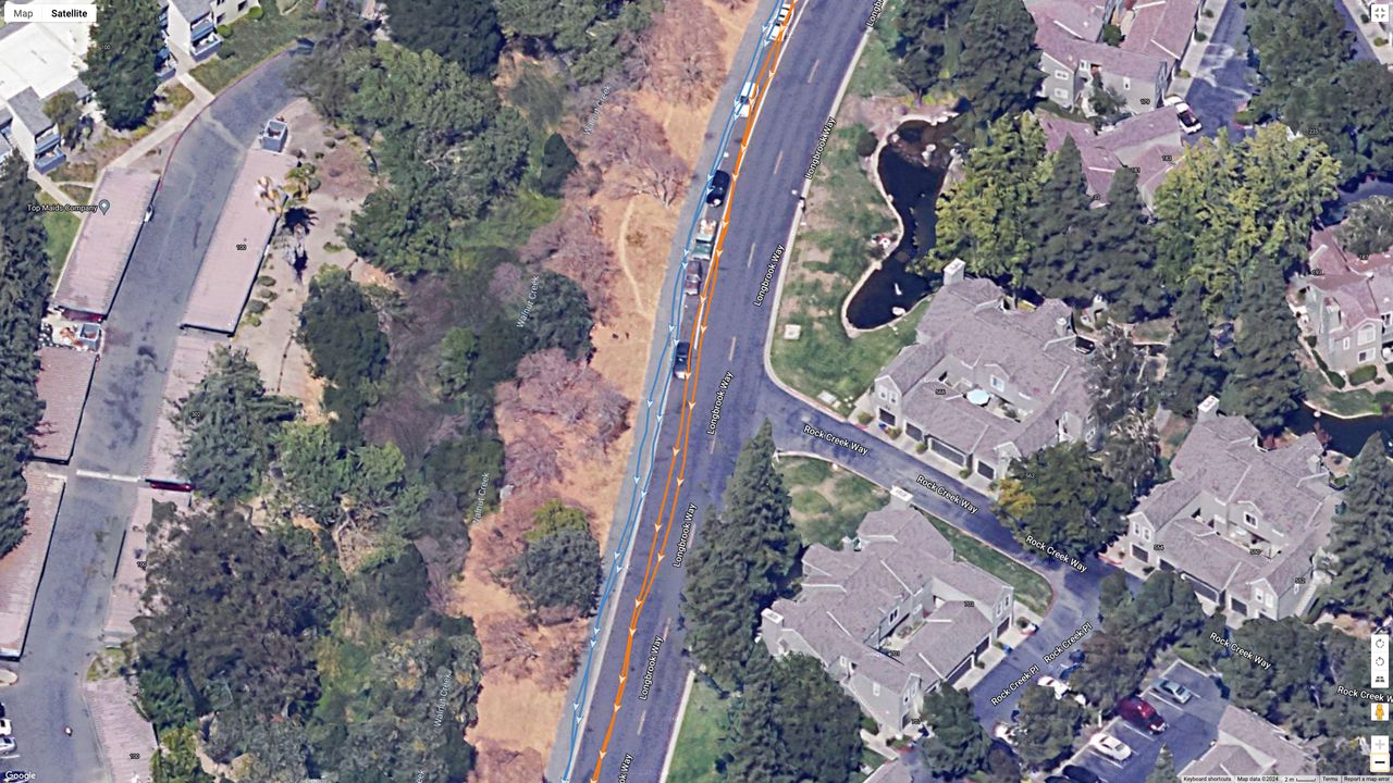 A GPS map showing how the Garmin Forerunner 965 (blue) and Samsung Galaxy Watch Ultra (orange) compare