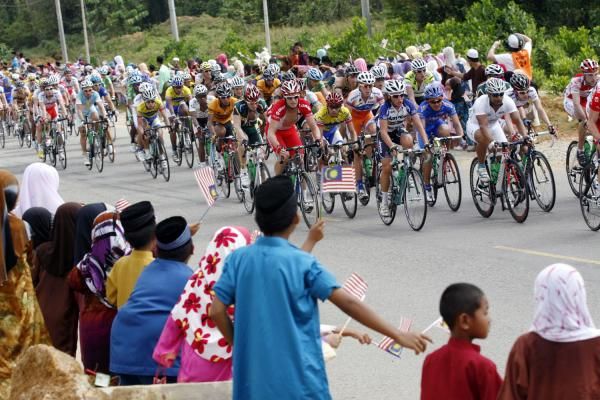 Crowds come out to cheer on the Langkawi peloton