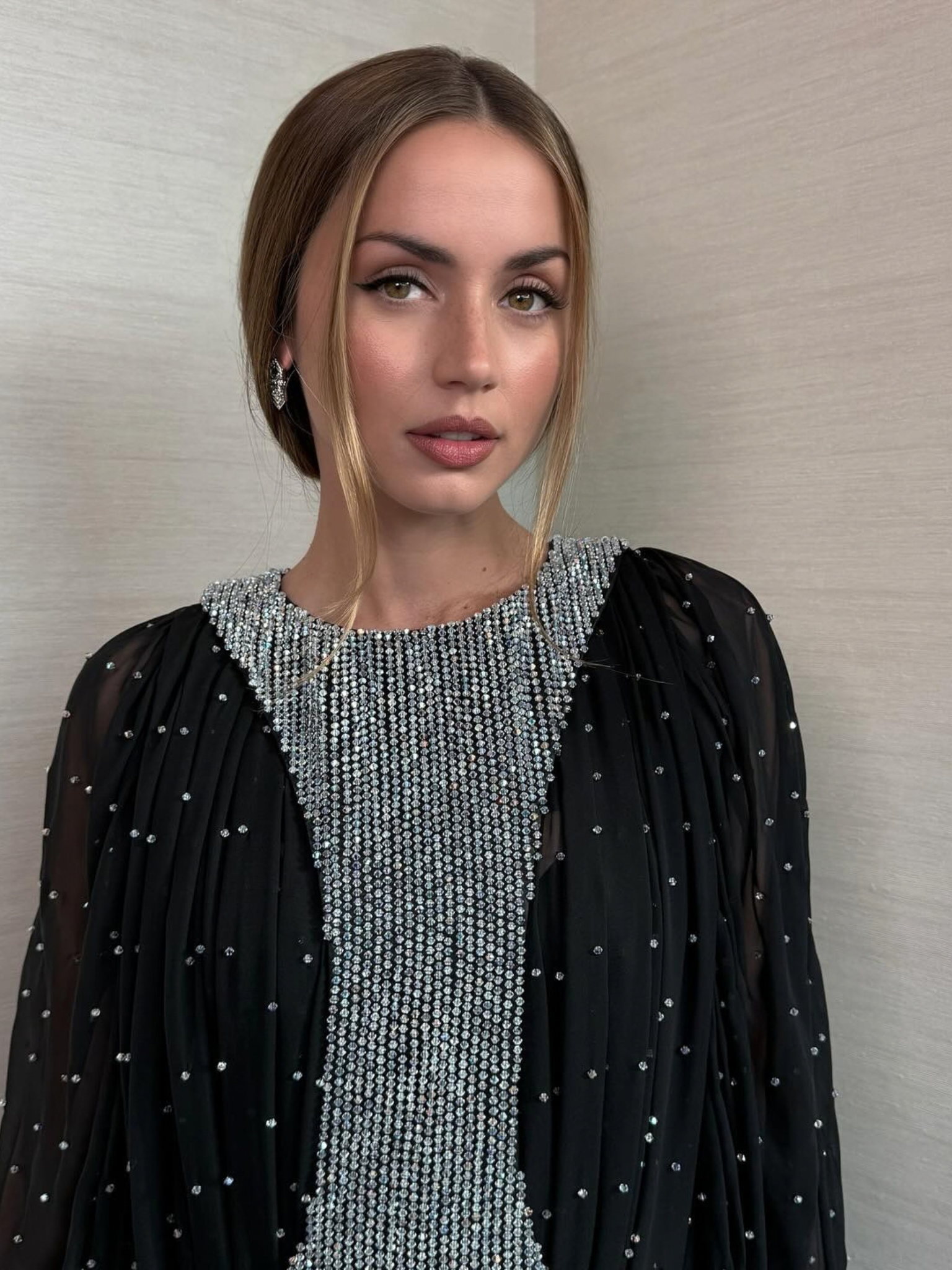 Ana de Armas with brown hair with blonde highlights