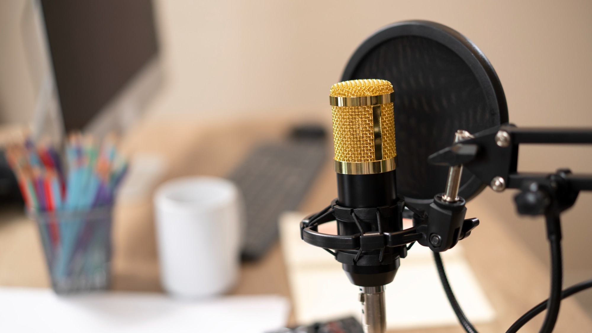 A stock photo of a microphone for podcasting.