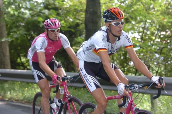 Andreas Kl&ouml;den leads Jan Ullrich in the 2004 Tour de France