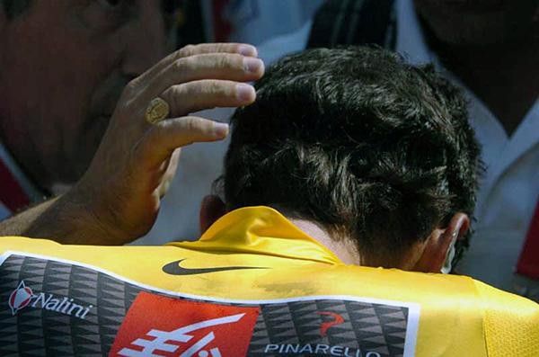 Oscar Pereiro (Caisse d'Epargne) receives commiserations