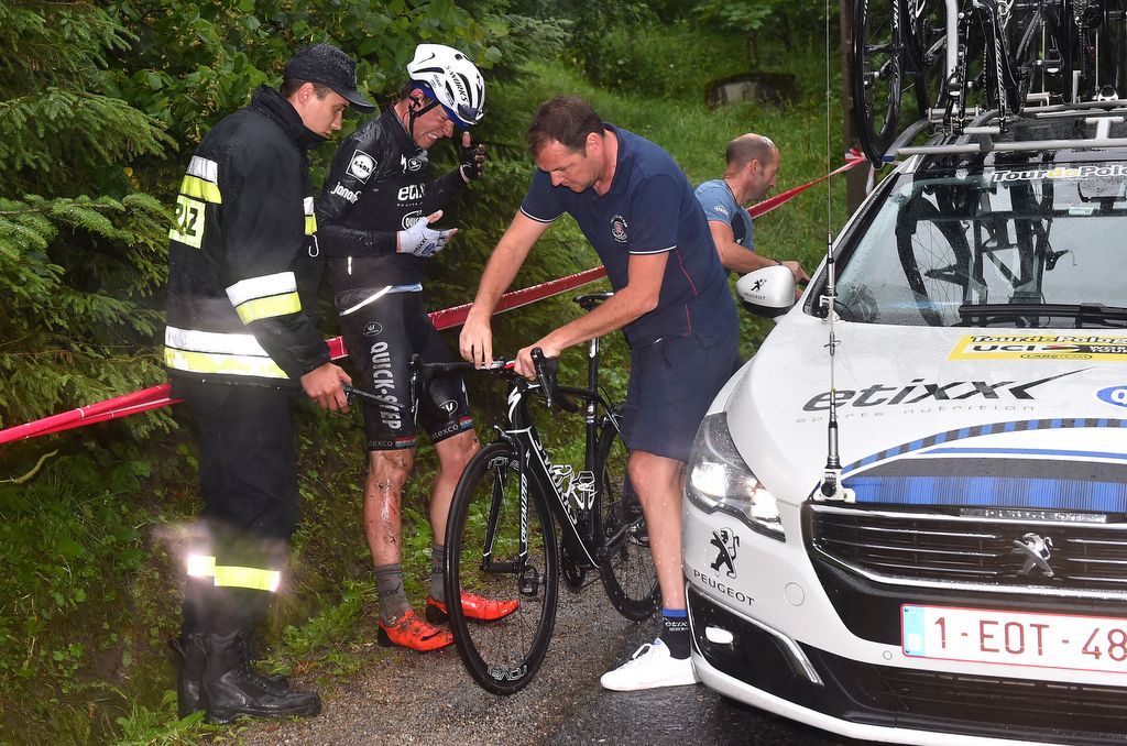 Bob Jungels gets assistance from his Etixx team after a crash