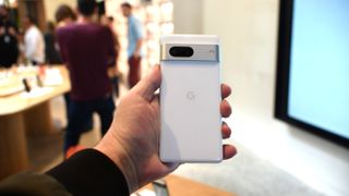 Google Pixel 7 en color blanco