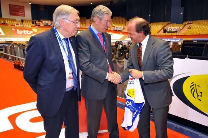 Felice Gimondi shakes hands with Philippe Muyters