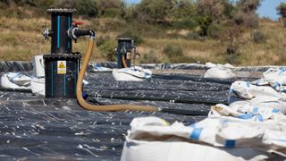 Uma máquina com tubos coletando metano de um aterro sanitário