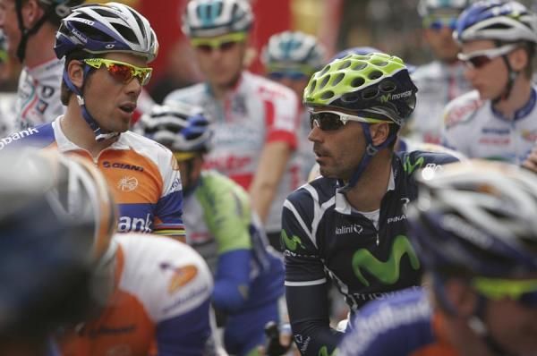Oscar Freire (Rabobank) and Francisco Ventoso (Movistar) chat on the start line.