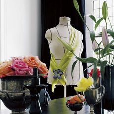 room wirh decorating accessories and flower vase