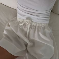@deborabrosa white tank and white boxer shorts outfit close-up