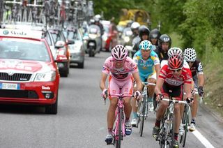 The maglia rosa group tries to minimize the time gap to the lead trio of Basso, Nibali and Scarponi.
