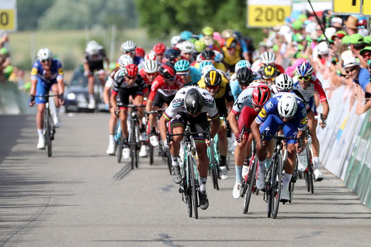 The sprint on stage 2 of Tour de Suisse