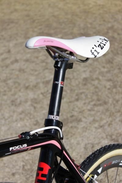 The Fi:zi'k Aliante saddle is color matched and mounted to a durable two-bolt alloy Easton EA70 seat post
