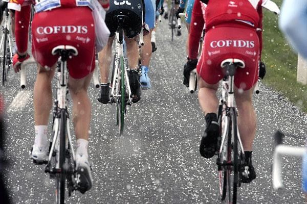 A hail storm cooled off everyone, but it didn't prevent an early four-man break.