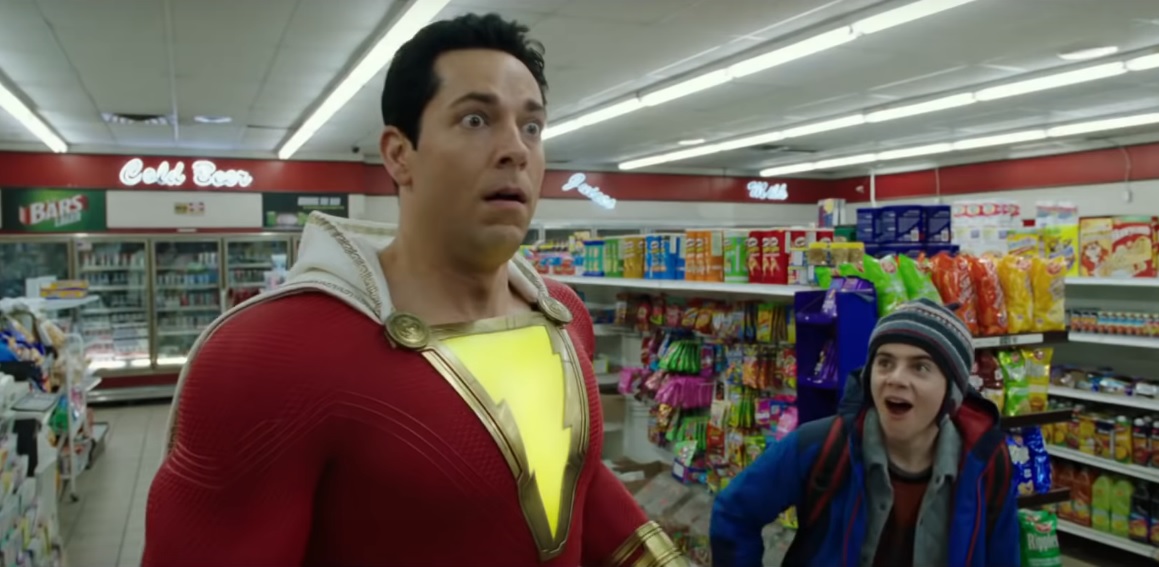 Zachary Levi bei Shazam!  in einem Convenience Store.  Er wird im Shazam zurückkehren!  Fury of the Gods, einer der kommenden DC-Filme
