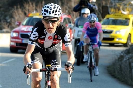 Xavier Tondo (Cervelo) leaves Cunego behind on the Col de Vende.