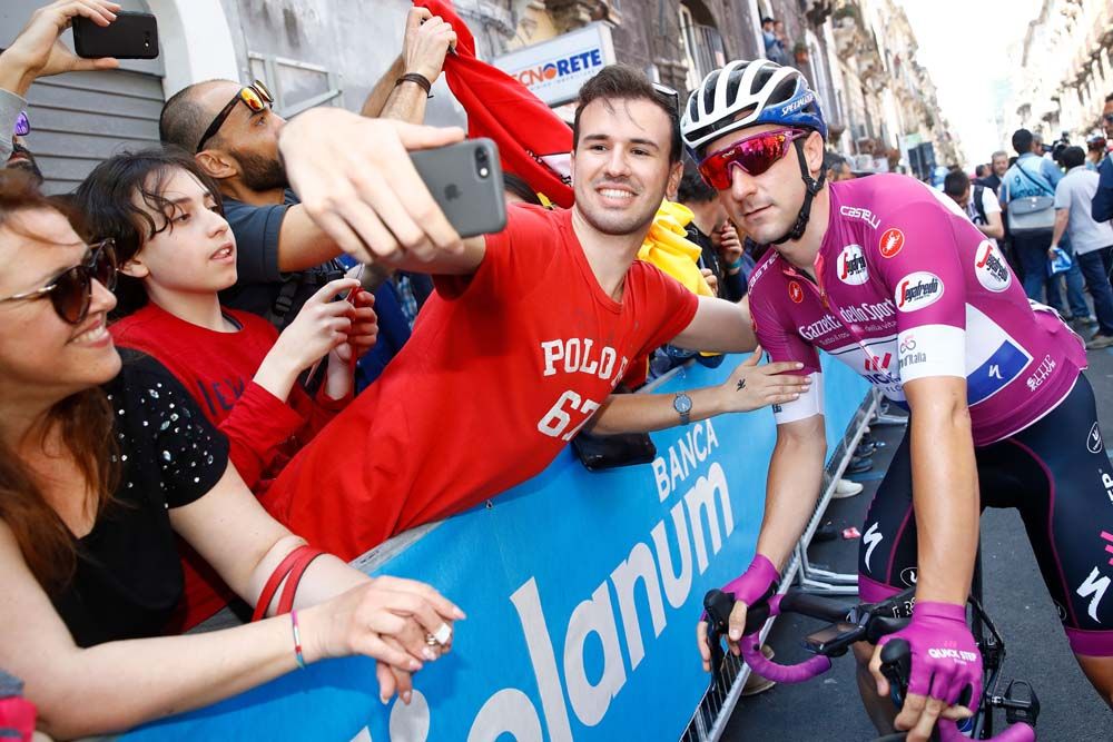 Elia Viviani (Quick-Step Floors) with a fan
