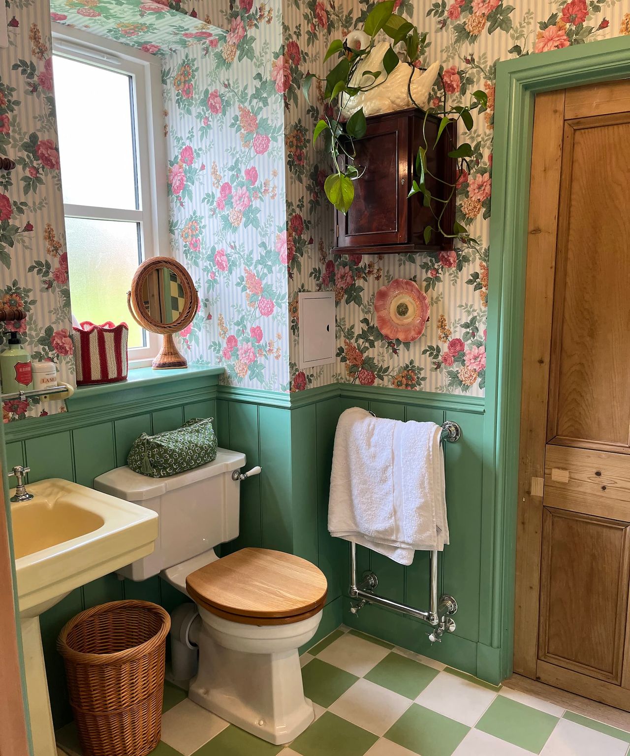 A green and floral decorated bathroom