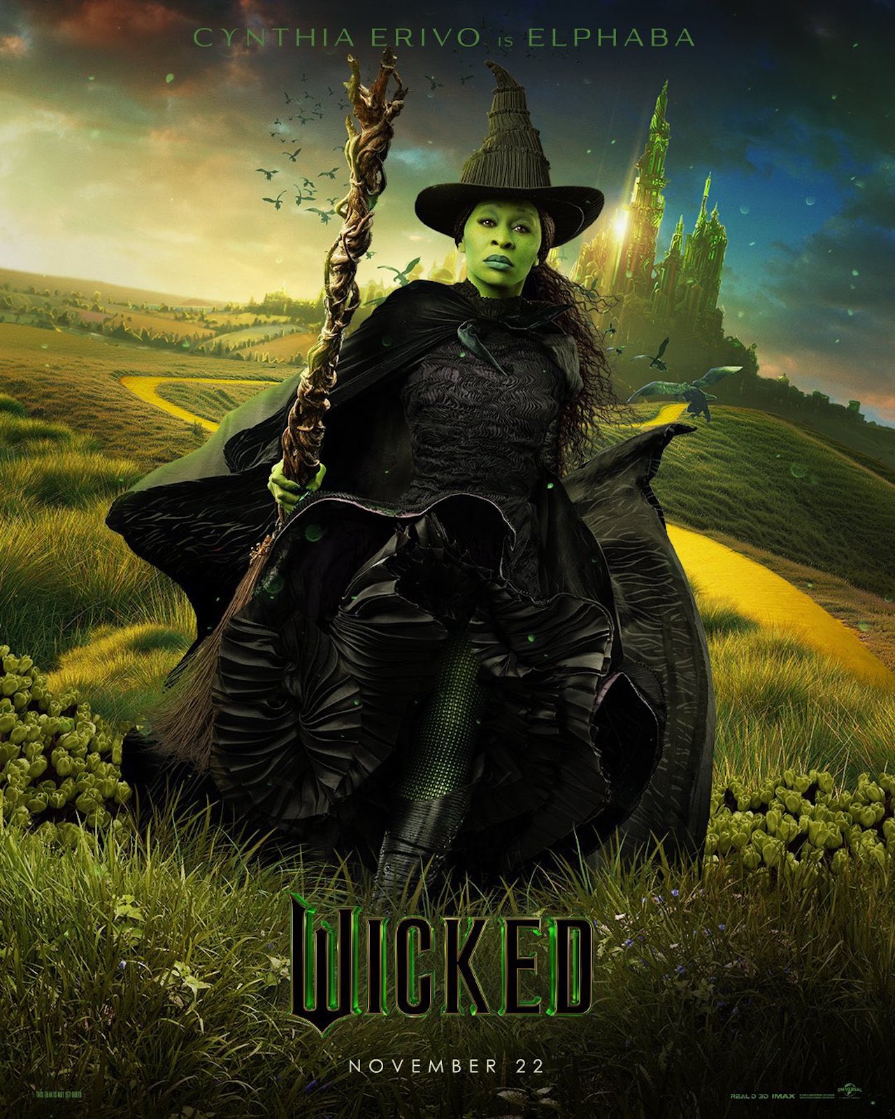 Póster de Cynthia Erivo Wicked con un disfraz negro de Wicked Witch alejándose de la Ciudad Esmeralda