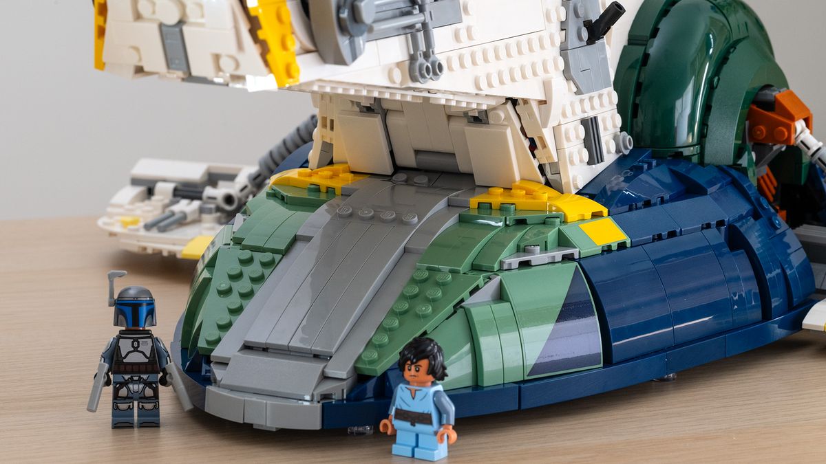 Lego Star Wars UCS Jango Fett&rsquo;s Firespray-Class Starship (75409) ramp shut with Jango Fett and Boba Fett in the foreground