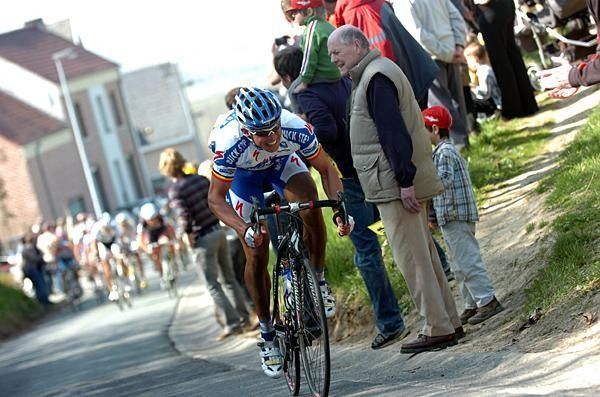 Devolder jumps after Boonen and Pozzato on the Berendries.