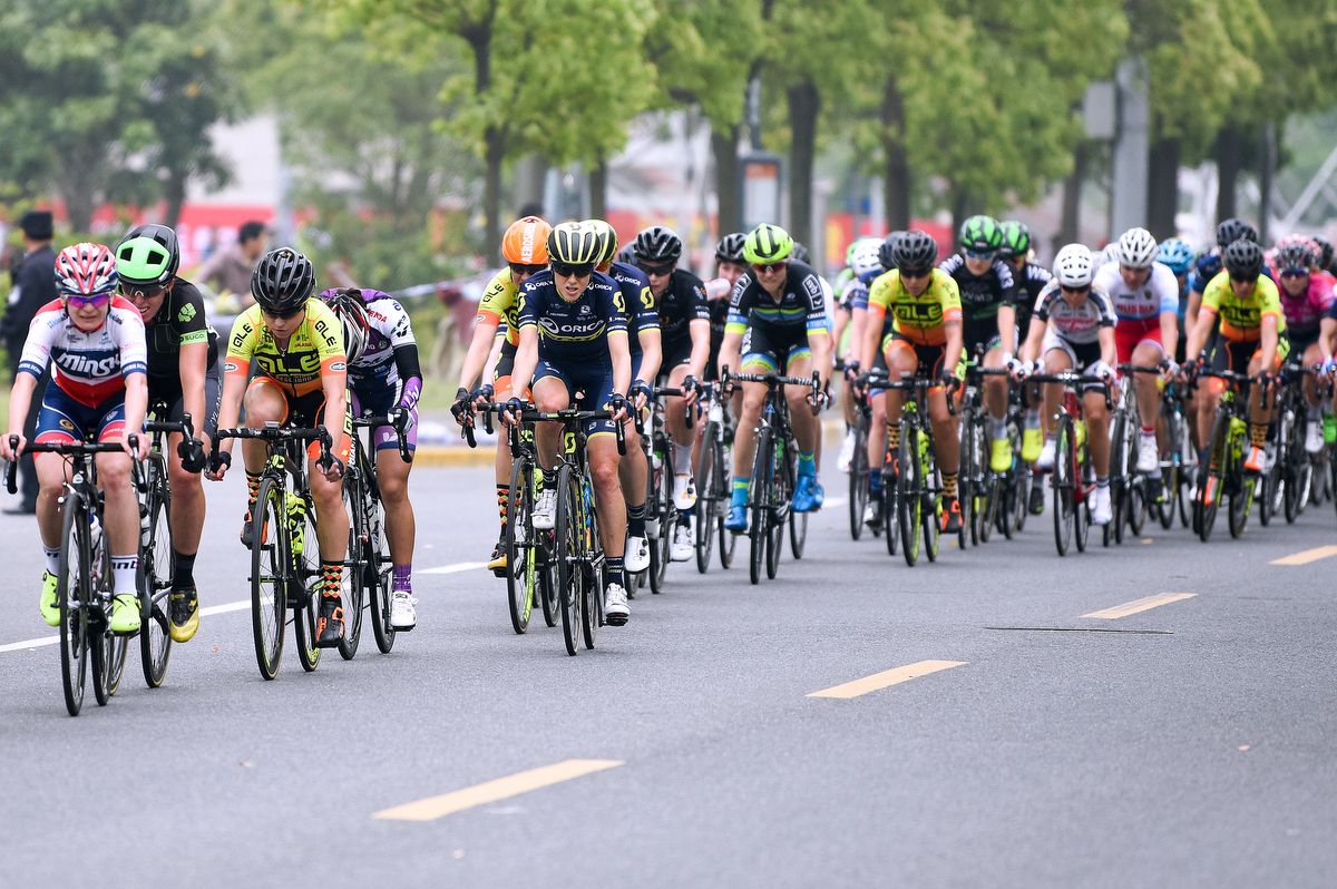 The peloton starts to string out