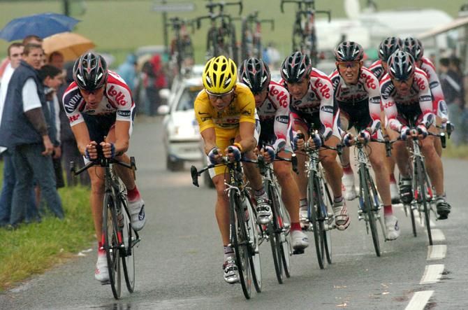 Robbie McEwen in the maillot jaune with Lotto in the 2004 Tour de France TTT
