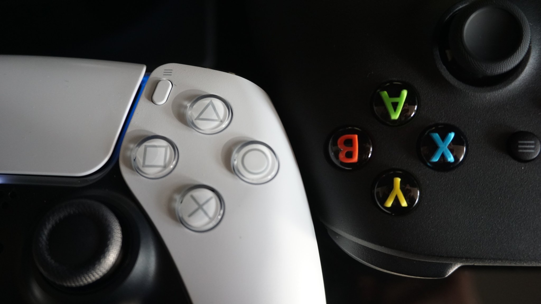 PS5 DualSense controller vs Xbox Series X controller: which
