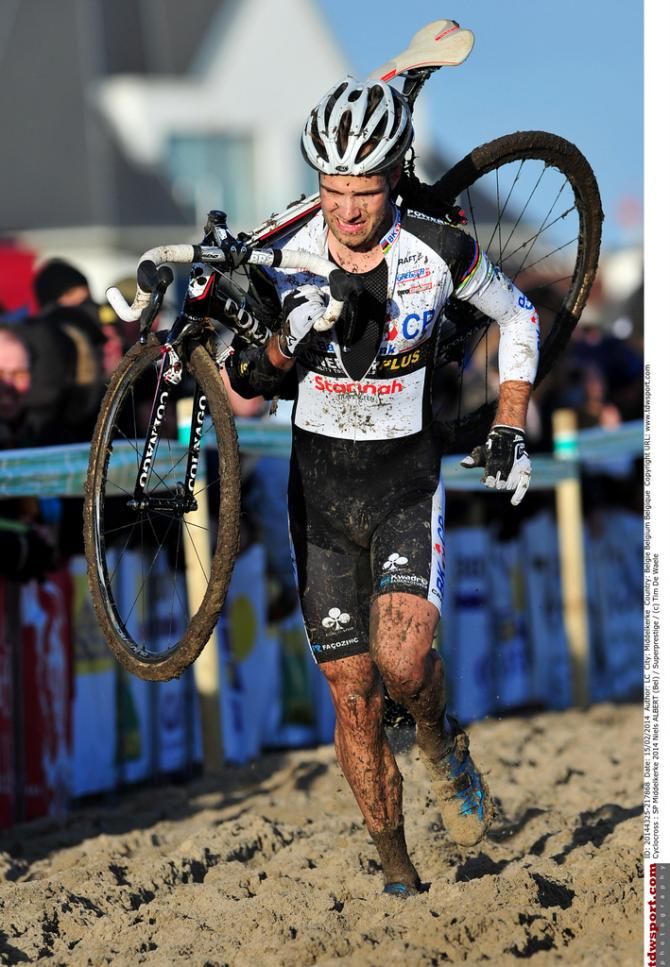 Niels Albert running through the sand