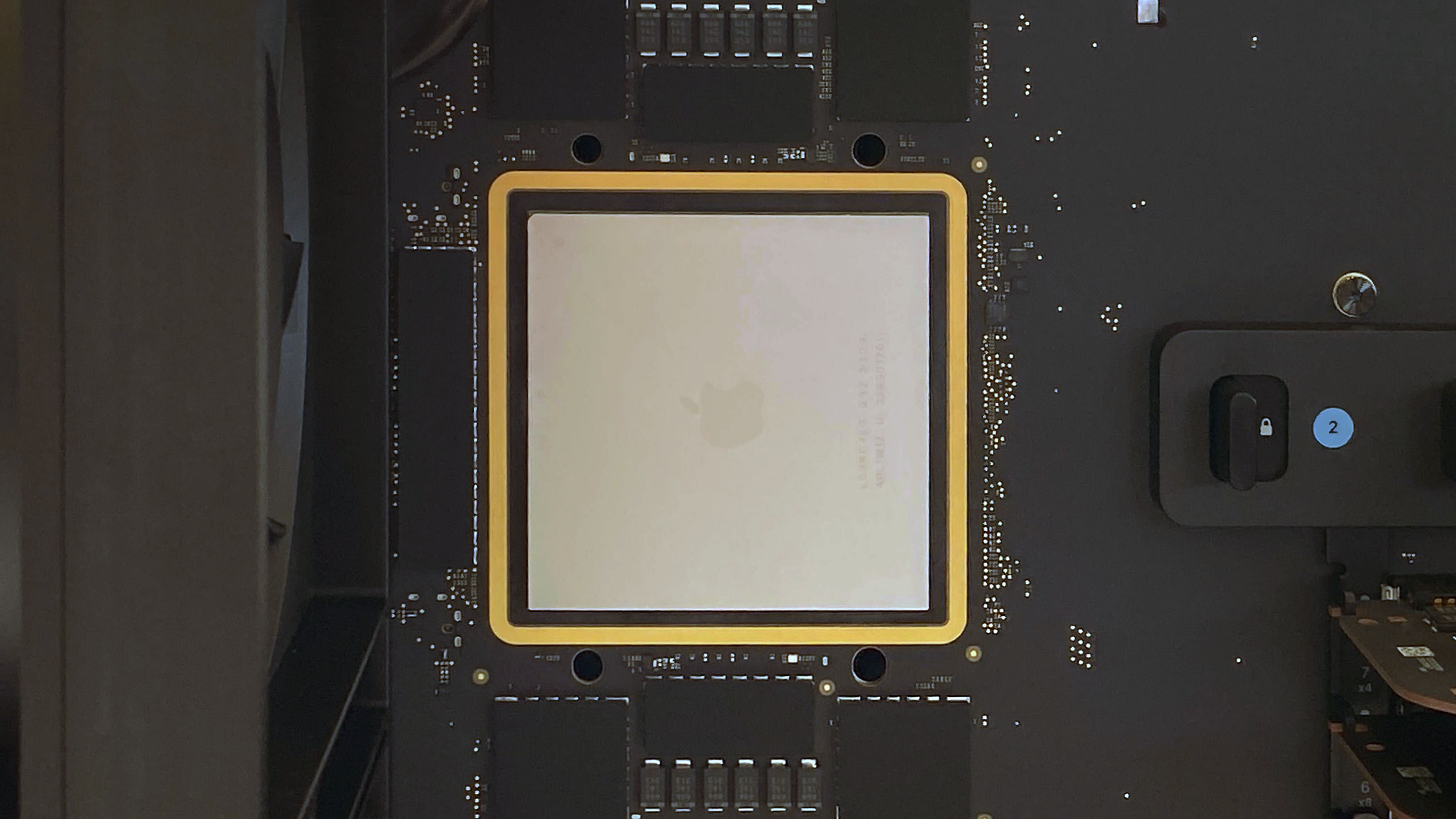 Apple Tests 2024 M3 Max MacBook Pro Chip With 16 CPU Cores, 40 GPU Cores -  Bloomberg