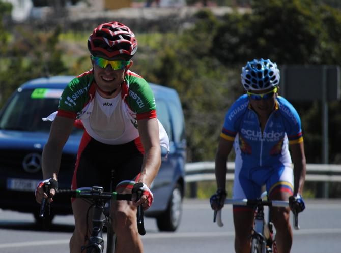 Mikel Aristi (Euskadi) suffers with Pablo Hidalgo (Ecuador)