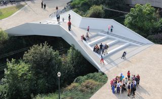 A dynamic footbridge in the centre of Brussels