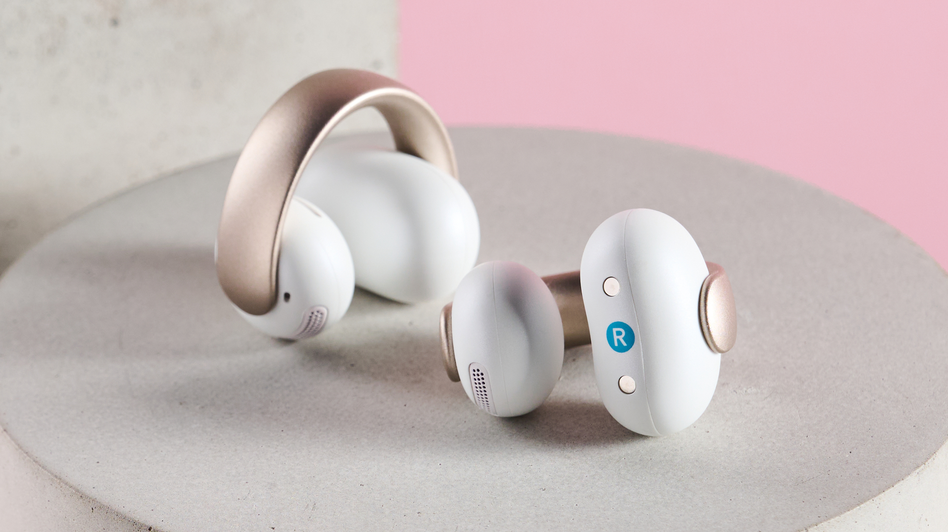 Anker Soundcore AeroClip on a circular surface