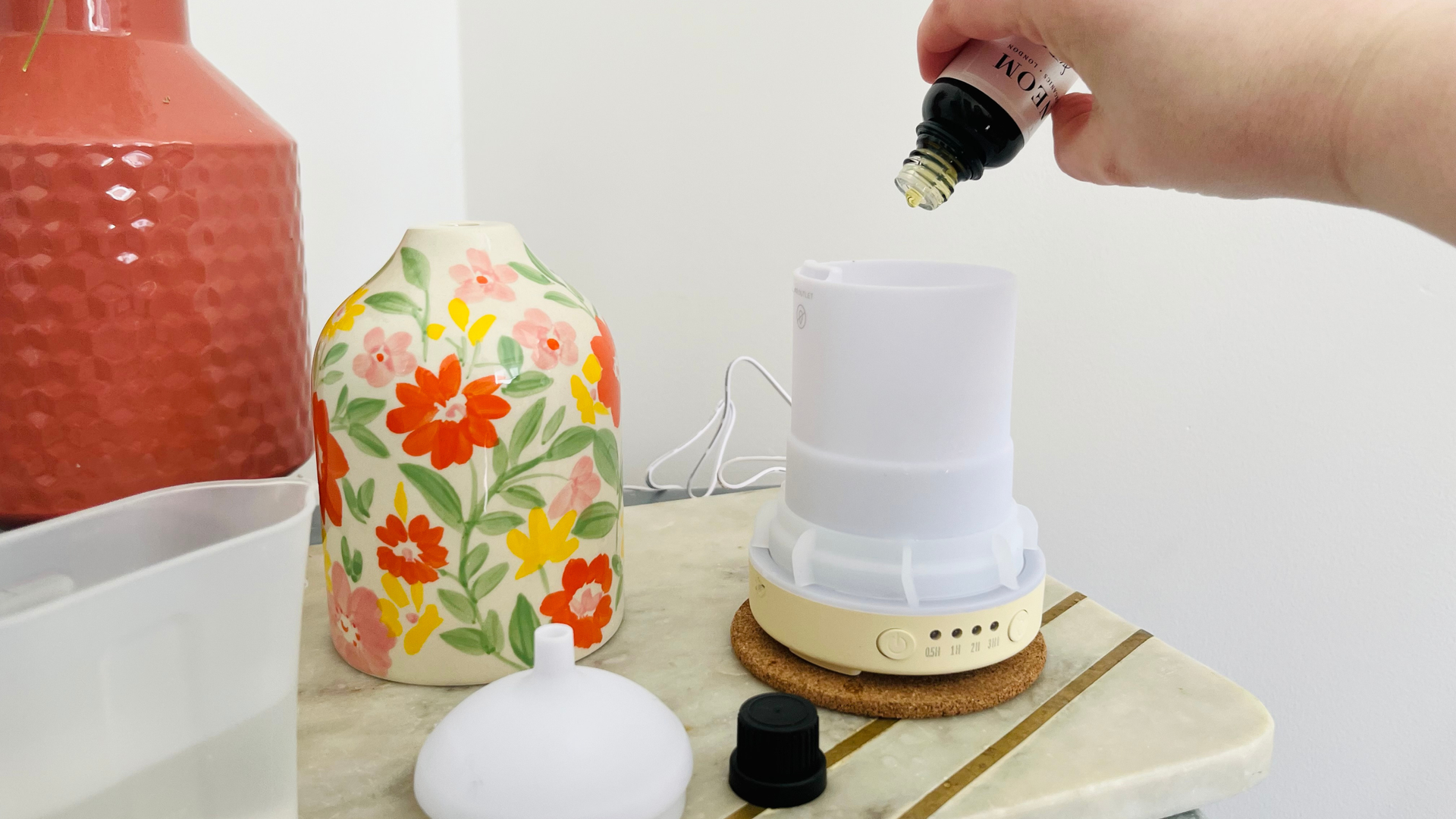 Minyak atsiri diteteskan ke dalam tangki diffuser minyak atsiri.