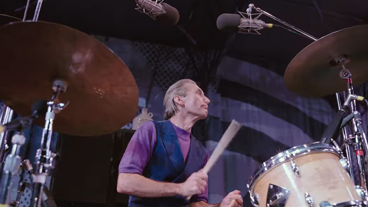 ローリング・ストーンズでドラムを演奏するチャーリー・ワッツ