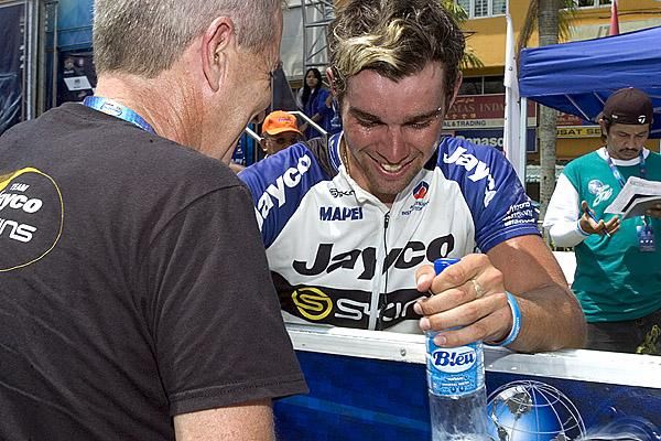 Jayco_Skins team-manager Brian Stephens congratulates Michael Matthews on his stage win in Kuala Berang.