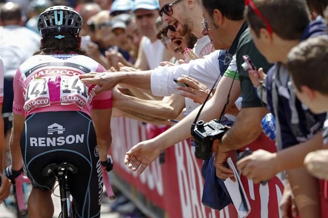 Fans reach out to Rigoberto Uran (Omega Pharma Quickstep)