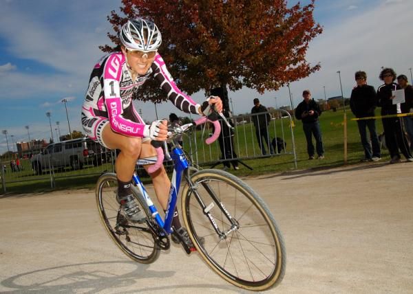 Natasha Elliott (Garneau Club Chaussures-Ogilvy) attacks early in the race.