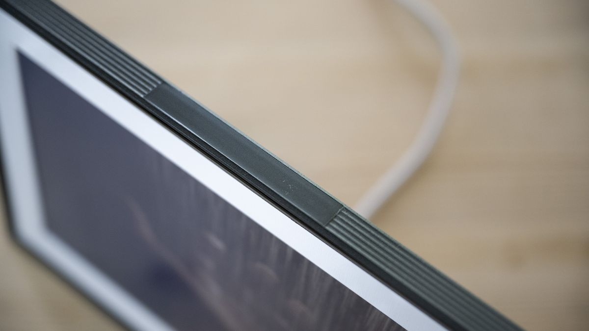 Touch panel of the Aura Carver Mat digital frame