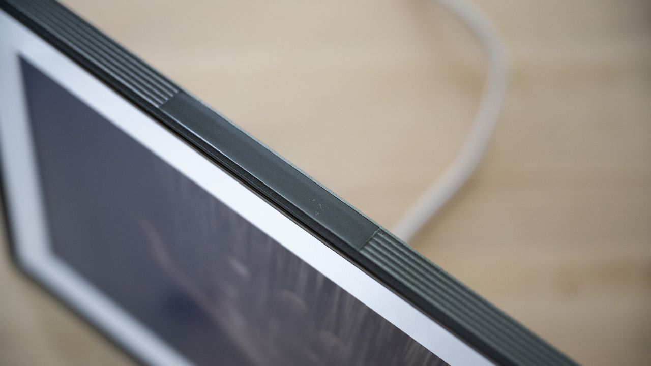 Touch panel of the Aura Carver Mat digital frame