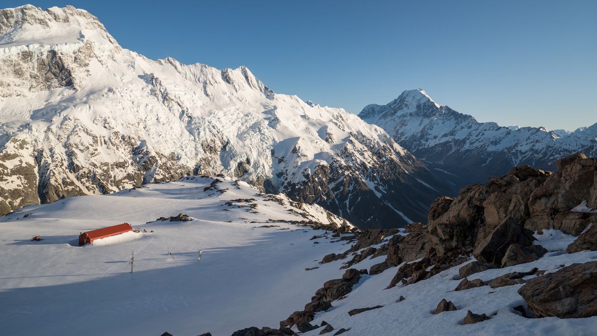 A hut on New Zealand&#039;s Mount Cook in the snow