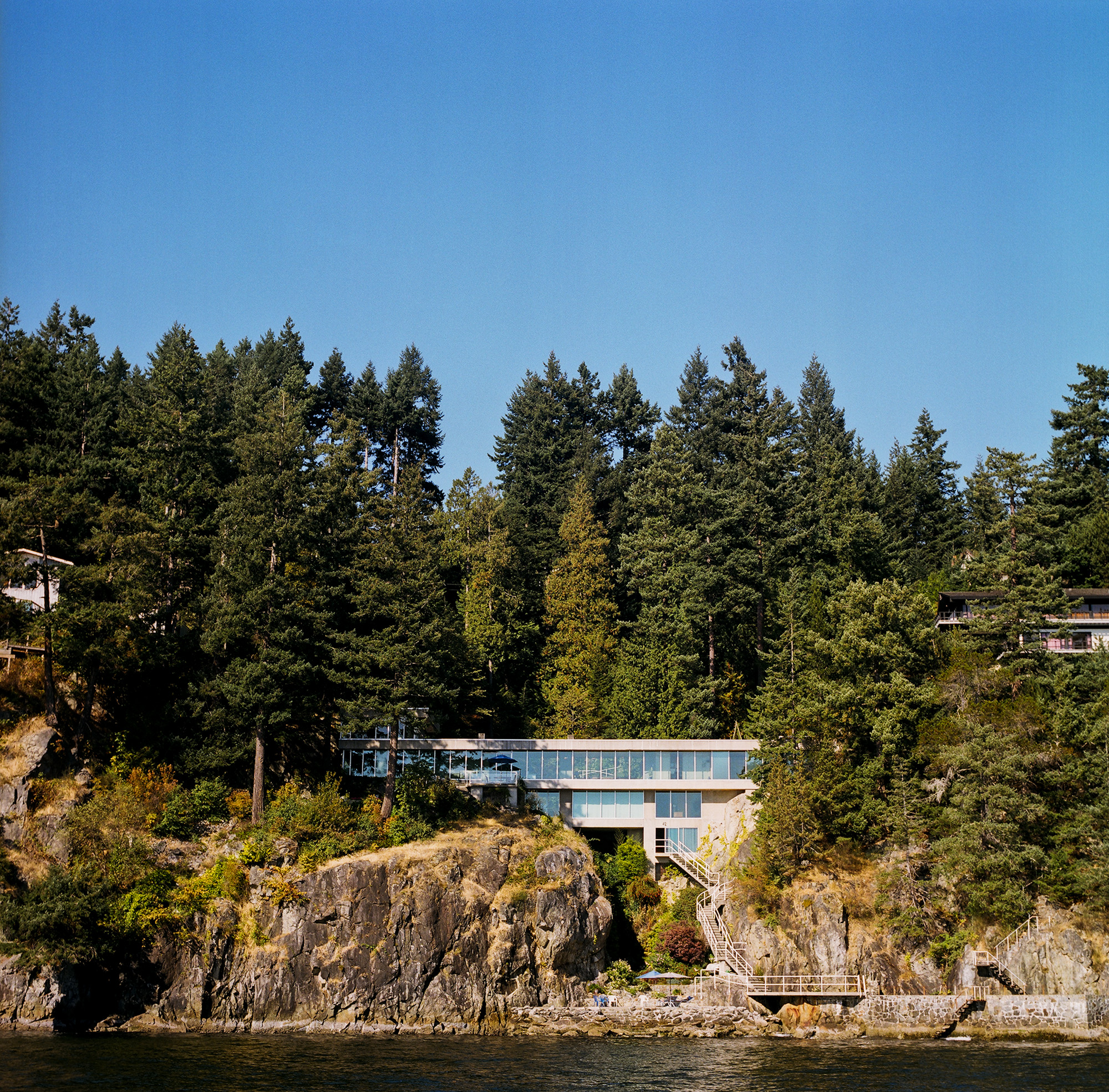 timber home in the woods by canadian architect Daniel Evan White
