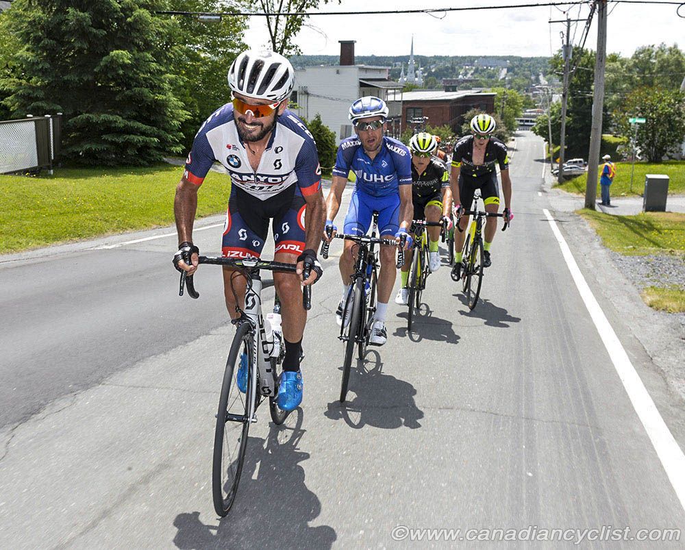 Francisco Mancebo (Canyon Bicycle) leads the chase group