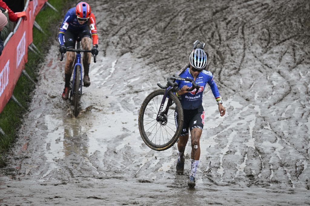 Ceylin Del Carmen Alvarado (Alpecin-Deceuninck) runs in the muddy section ahead of Lucinda Brand (Baloise Trek Lions)