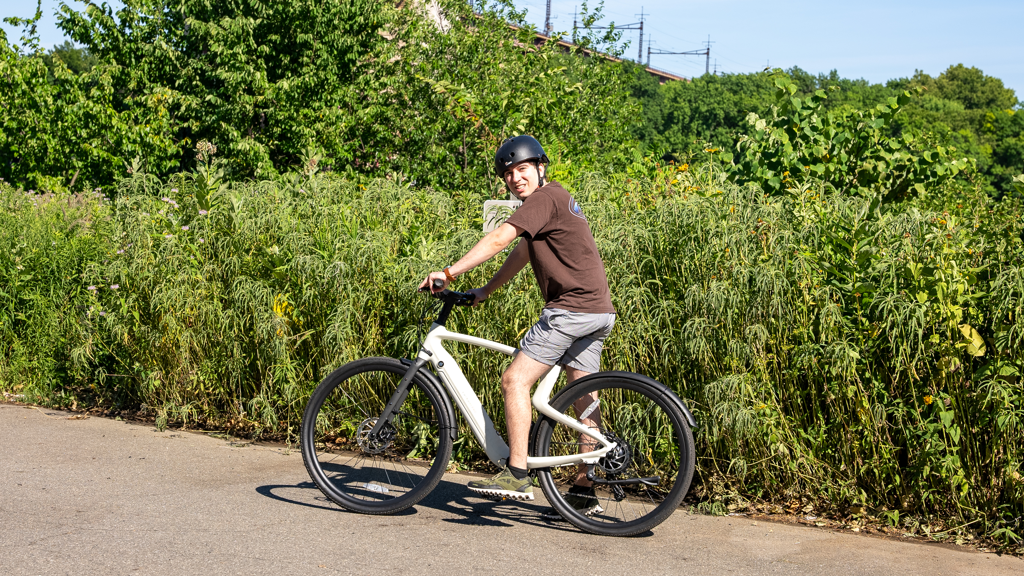 Paul Antill riding the Urtopia Carbon 1 Pro electric bike up in a hill